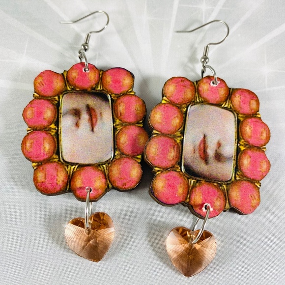 Kiss kiss Victorian image earrings with peach heart crystals - Picture 4 of 4